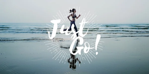 Woman in leggings running on beach — Stock Photo, Image