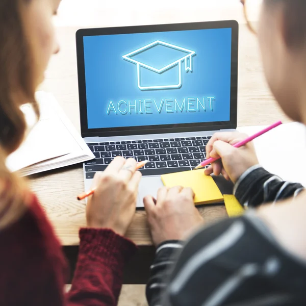 Mädchen arbeiten mit Laptop — Stockfoto