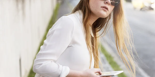 Chica usando smartphone — Foto de Stock