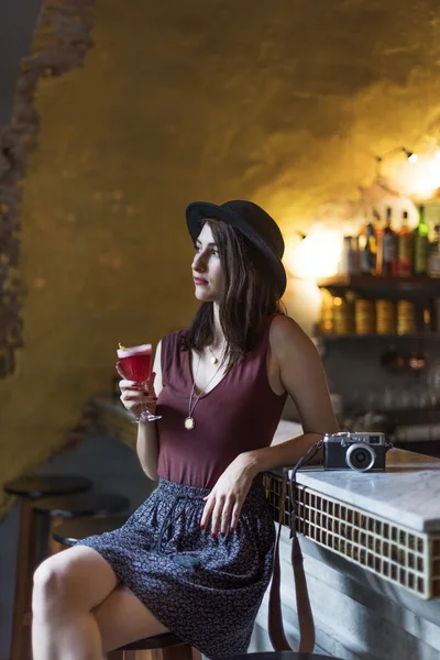 Vrouw drinken in café — Stockfoto