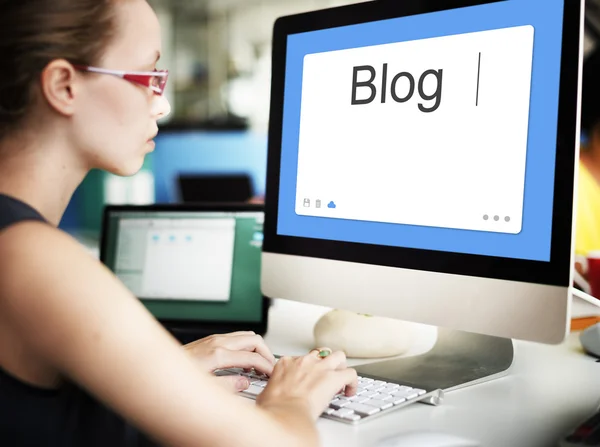 Donna d'affari che lavora su computer con blog — Foto Stock