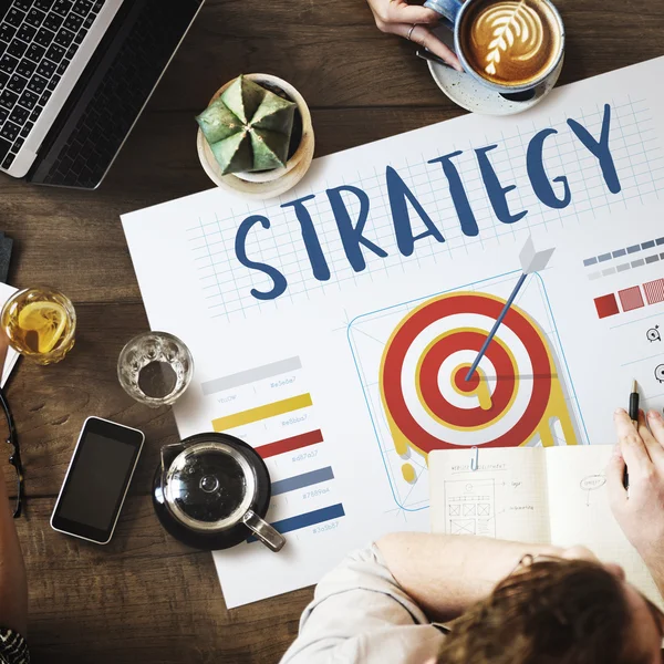 Tisch mit Poster mit Strategie — Stockfoto