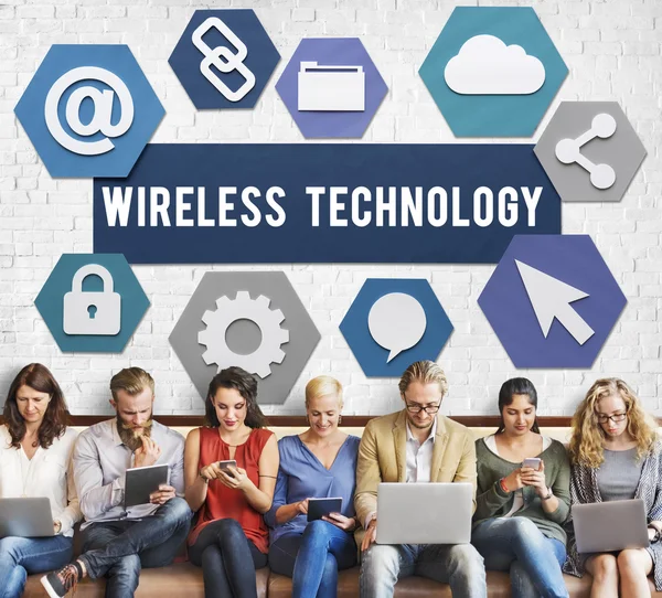 Persone si siedono con dispositivi e tecnologia wireless — Foto Stock