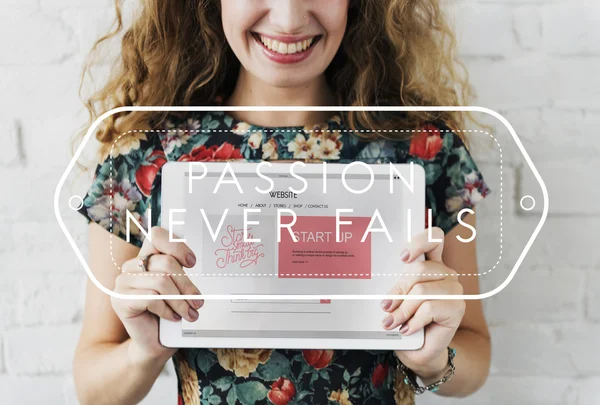 Mujer sonriente sosteniendo la tableta digital —  Fotos de Stock