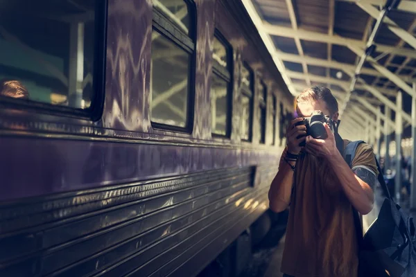 Homme avec caméra à la gare — Photo