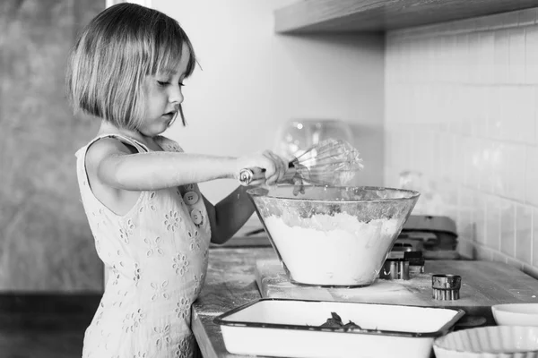 Tjej att göra degen för hembakade kakor — Stockfoto