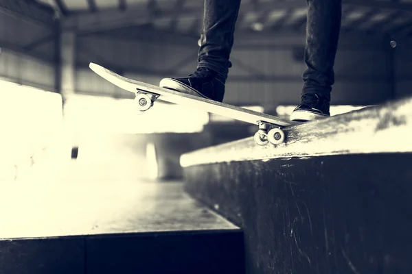 Uomo equitazione skateboard — Foto Stock