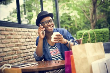 belgili tanımlık smartphone üzerinde konuşan adam