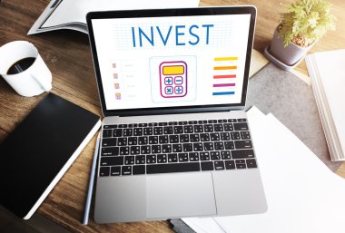 ekranda metin olan dizüstü bilgisayar