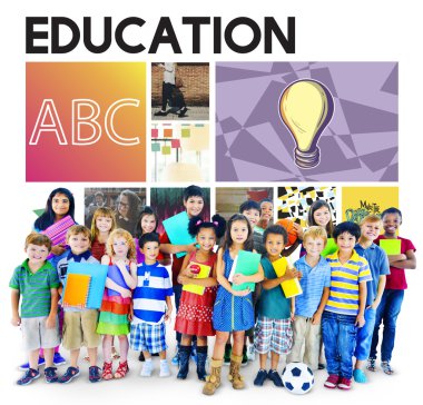 Gülümseyen şirin farklı çocuklar