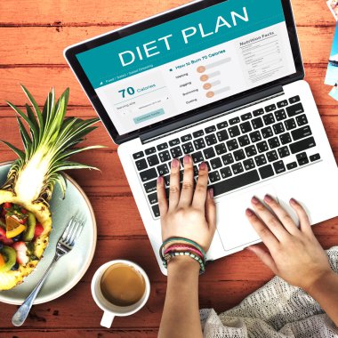 Dizüstü bilgisayarda yazan kadın