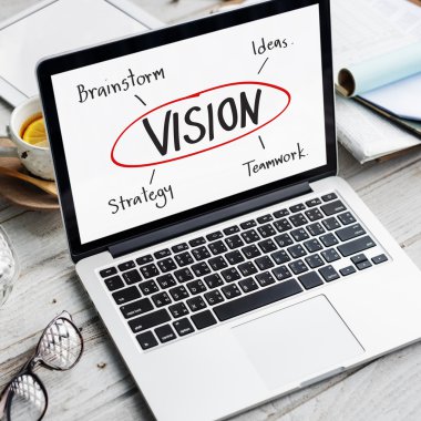 ekrandaki bilgileri ile dizüstü bilgisayar