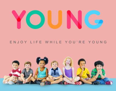 Çeşitlilik çocuk birlikte oturan