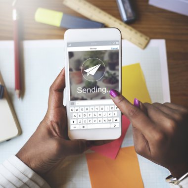 Kadın cep telefonuna göz atıyor