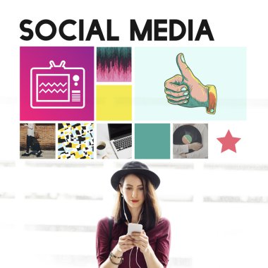 Akıllı telefon tarama şapkalı kadın