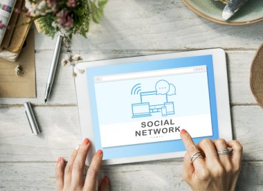 Dijital tablet kullanan kişi