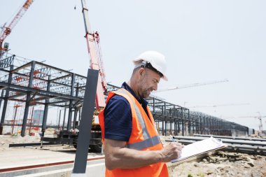 Yapı planı yazma çalışan mühendis