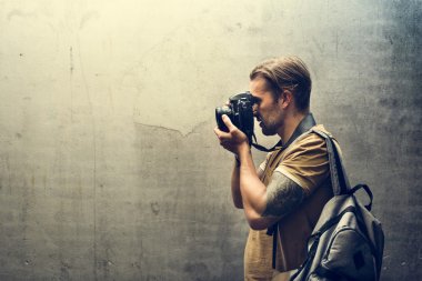 Kamera bir adamla sokakta