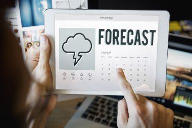 Dijital tabletli adam 