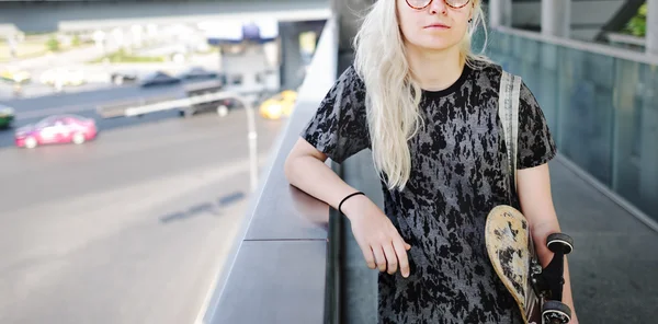 Mulher bonita com skate — Fotografia de Stock