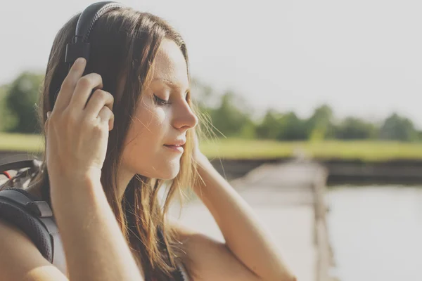 Kobieta, słuchania muzyki w słuchawkach — Zdjęcie stockowe