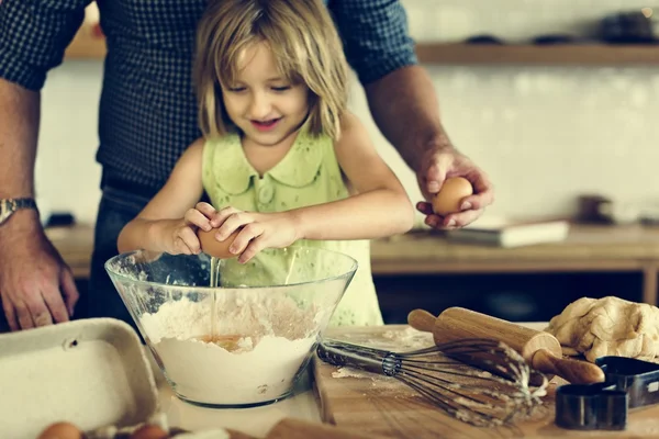 Mädchen kocht mit Vater — Stockfoto