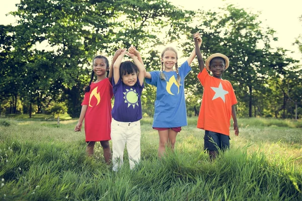 Multi-etnisch kinderen buitenshuis — Stockfoto