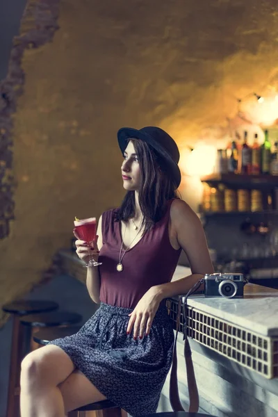 Donna che beve in un caffè — Foto Stock