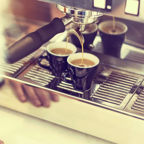 Preparación de café expreso en cafetera — Foto de Stock