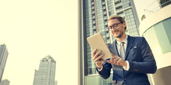 Uomo d'affari che lavora con tablet digitale — Foto Stock