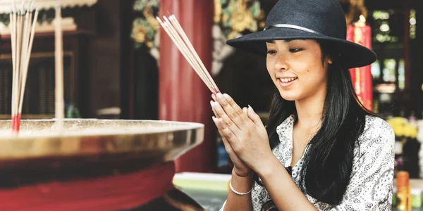 Religious woman in hat praying — Stock Photo, Image