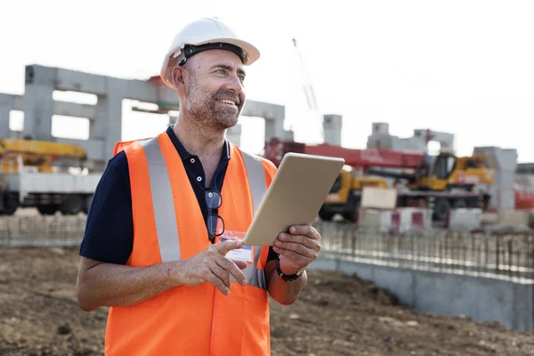 Trabalhador da construção civil com tablet digital — Fotografia de Stock