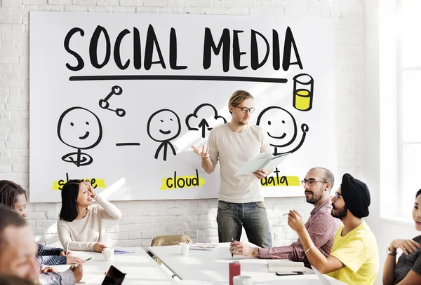 Incontro d'affari con i social media — Foto Stock