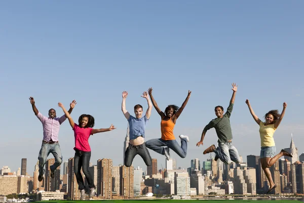 多民族の人々 のグループは、ジャンプします。 — ストック写真