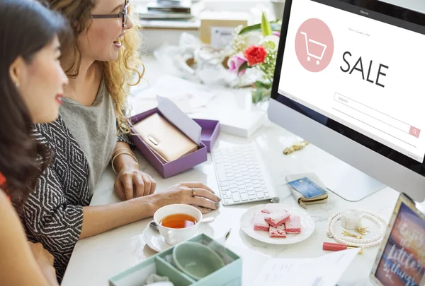 Jonge vrouwen praten en lachen — Stockfoto