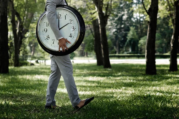 Empresária segurando grande relógio — Fotografia de Stock