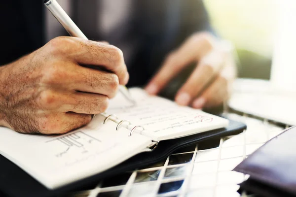 Hombre de negocios escribiendo en cuaderno — Foto de Stock