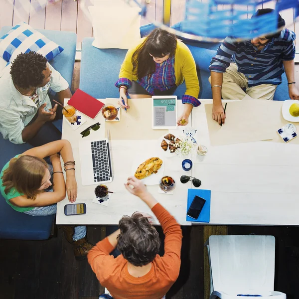 Estudiantes aprendiendo juntos — Foto de Stock