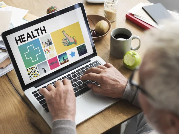 Homem usando laptop na mesa — Fotografia de Stock