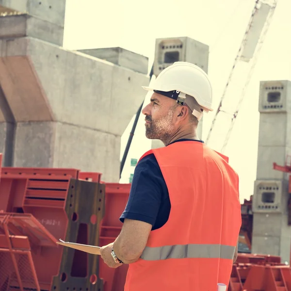 Trabajador de la construcción en territorio de construcción — Foto de Stock