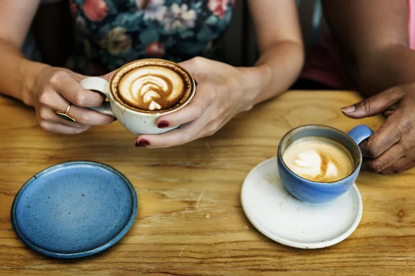 Vrienden hebben tijd voor koffie — Stockfoto