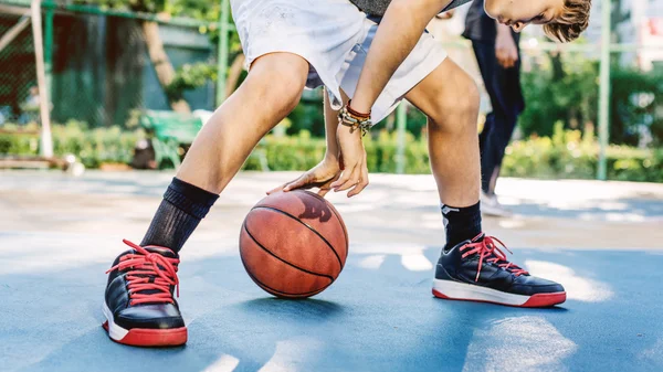 Mannen och pojken spela basket — Stockfoto