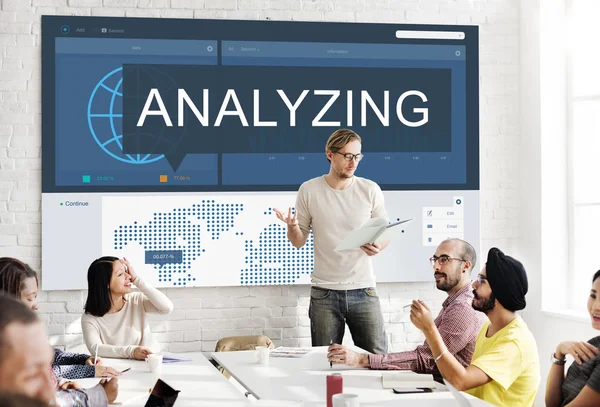 Reunião de negócios com Analyzing — Fotografia de Stock