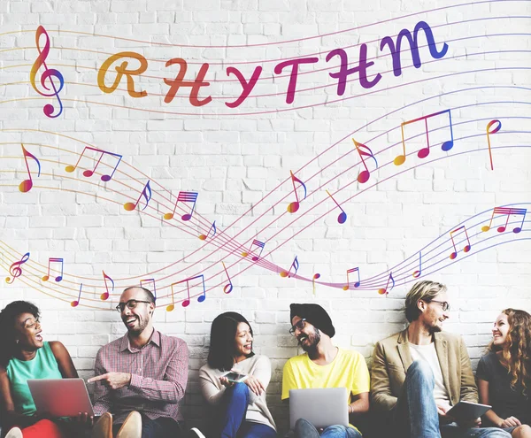 Diversidad de amigos cerca de la pared con ritmo — Foto de Stock