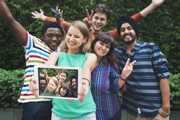 Amigos haciendo foto en la tableta —  Fotos de Stock