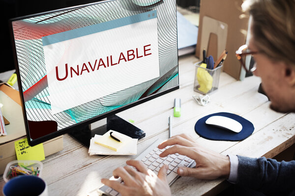 Бизнесмен, работающий на компьютере
