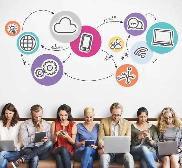 Mensen zitten met apparaten en sociaal netwerk — Stockfoto