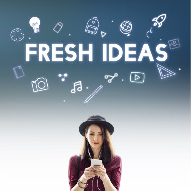 Akıllı telefon tarama şapkalı kadın