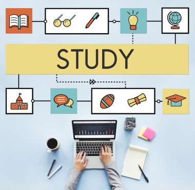 laptop ile çalışan kişi