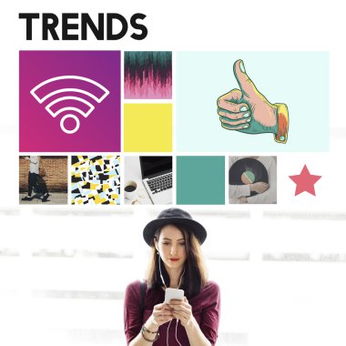 Akıllı telefon tarama şapkalı kadın